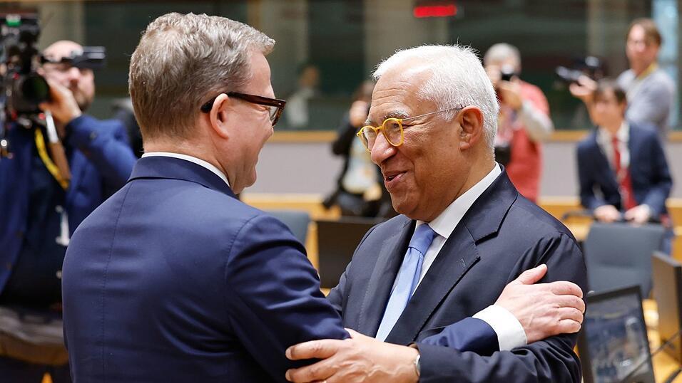 Der finnische Ministerpräsident Petteri Orpo (l) warf Orban vor, die Ukraine im Wahlkampf zu instrumentalisieren. Ratspräsident António Costa nannte das Vorgehen Orbans inakzeptabel. Der finnische Ministerpräsident Petteri Orpo (l) warf Orban vor, die Ukraine im Wahlkampf zu instrumentalisieren. Ratspräsident António Costa nannte das Vorgehen Orbans inakzeptabel.