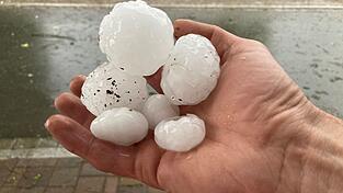 Je gr&ouml;&szlig;er die Hagelk&ouml;rner, desto gr&ouml;&szlig;er die Gefahr. Hier Eisb&auml;lle, die im Juni 2023 in der oberbayerischen Ortschaft Valley niedergingen. (Archivbild)