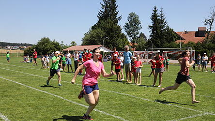 Beim 75-Meter-Lauf, angefeuert von Freunden und Familie, zeigten die Läuferinnen ihr Können. Beim 75-Meter-Lauf, angefeuert von Freunden und Familie, zeigten die Läuferinnen ihr Können.