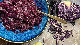 Die Foodblogger zeigen, wie man Rotkohl oder auch Blaukraut einfach selbst machen kann.