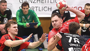 Kaum zu halten: Der Landshuter Daniel Scheibengraber (am Ball) setzte sich - wie hier gegen Johannes Simbeck - immer wieder durch und schenkte den Regensburgern insgesamt sieben Treffer ein.