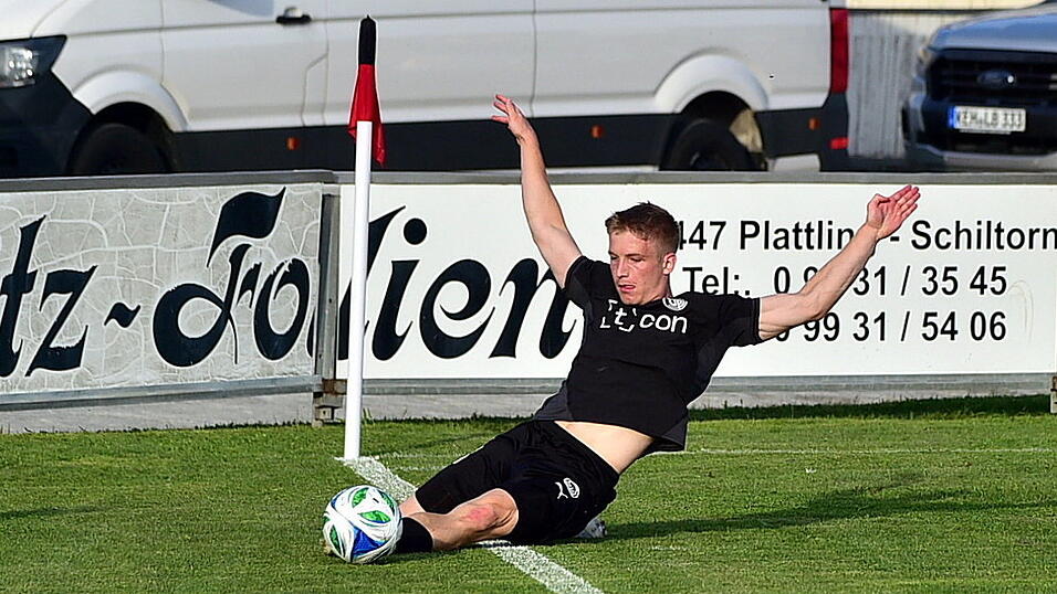 Die SpVgg Plattling um Elias Zeitler musste sich gegen den Vorletzten ASCK Simbach/Inn mit einem 1:1-Unentschieden begnügen. Die SpVgg Plattling um Elias Zeitler musste sich gegen den Vorletzten ASCK Simbach/Inn mit einem 1:1-Unentschieden begnügen.