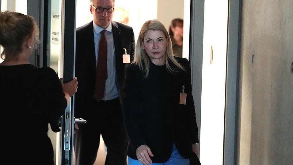 Bahnchefin Evelyn Palla hatte zunächst keinen neuen Termin genannt und eine umfassende Überprüfung des Projektes angekündigt. Bahnchefin Evelyn Palla hatte zunächst keinen neuen Termin genannt und eine umfassende Überprüfung des Projektes angekündigt.