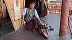 Das Krokodil bleibt hier! Geisterpalast-Betreiber Andreas Kunz mit dem Krokodil, das am Freitagabend für den ersten großen Aufreger auf dem Gäubodenvolksfest 2026 sorgte. Das Krokodil bleibt hier! Geisterpalast-Betreiber Andreas Kunz mit dem Krokodil, das am Freitagabend für den ersten großen Aufreger auf dem Gäubodenvolksfest 2026 sorgte.