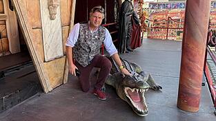 Das Krokodil bleibt hier! Geisterpalast-Betreiber Andreas Kunz mit dem Krokodil, das am Freitagabend für den ersten großen Aufreger auf dem Gäubodenvolksfest 2026 sorgte. Das Krokodil bleibt hier! Geisterpalast-Betreiber Andreas Kunz mit dem Krokodil, das am Freitagabend für den ersten großen Aufreger auf dem Gäubodenvolksfest 2026 sorgte.