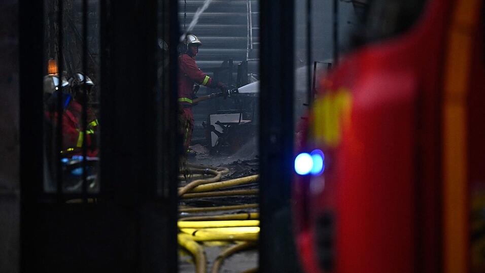 Die Feuerwehr brachte den Brand in der Markthalle unter Kontrolle. Die Feuerwehr brachte den Brand in der Markthalle unter Kontrolle.