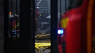 Die Feuerwehr brachte den Brand in der Markthalle unter Kontrolle. Die Feuerwehr brachte den Brand in der Markthalle unter Kontrolle.