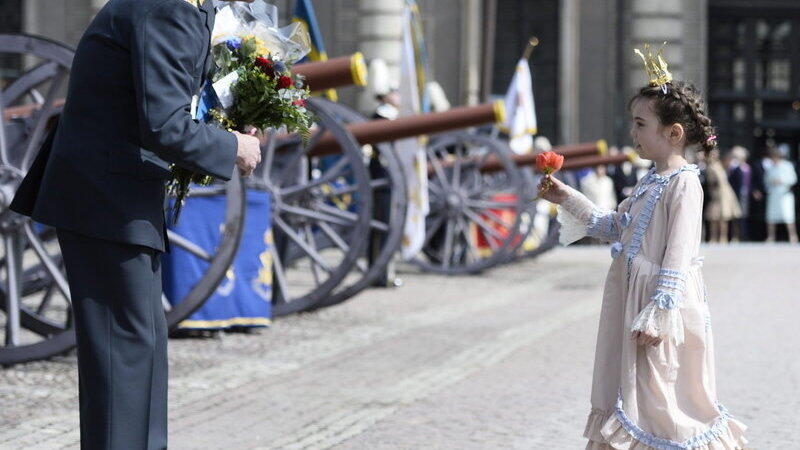 Ein kleines M&auml;dchen gratuliert dem schwedischen K&ouml;ing Carl Gustav zum 70. Geburtstag.