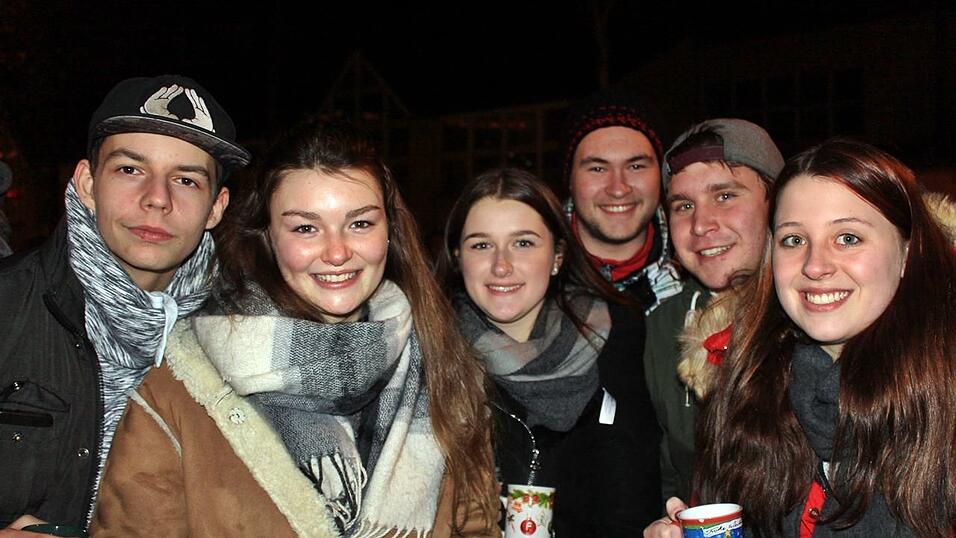 Seit einigen Jahren gehört auch die Weihnachtspyramide am Bischof-Sailer-Platz zur festen Institution zur Weihnachtszeit in Landshut, und ist vor allem bei der jüngeren Generation sehr beliebt. Seit einigen Jahren gehört auch die Weihnachtspyramide am Bischof-Sailer-Platz zur festen Institution zur Weihnachtszeit in Landshut, und ist vor allem bei der jüngeren Generation sehr beliebt.