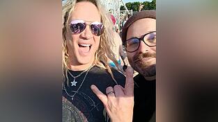 Unser Autor mit Steel-Panther-Sänger Michael Starr (l.).