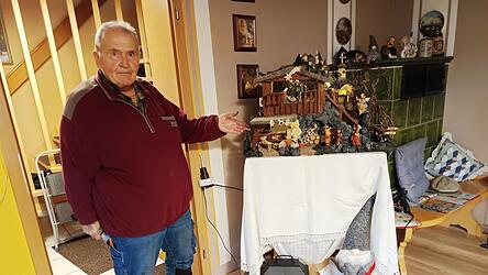 Franz Feil pr&auml;sentiert seine mehrst&ouml;ckige Krippe, die er in vielen T&uuml;ftel- und Arbeitsstunden gebastelt hat.