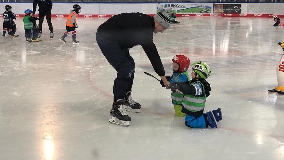 Der Spaß steht im Vordergrund bei der Laufschule des EHC. Kinder lernen dort spielerisch das Schlittschuhlaufen und werden dabei von den Trainern des EHC unterstützt. Der Spaß steht im Vordergrund bei der Laufschule des EHC. Kinder lernen dort spielerisch das Schlittschuhlaufen und werden dabei von den Trainern des EHC unterstützt.