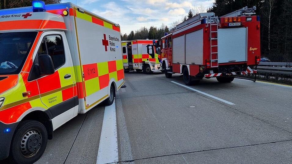 Laut Angaben der Polizei sind an einem Unfall auf der A93 drei Autos beteiligt gewesen.