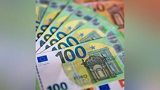 Statt geplanten fünf Millionen Euro musste die Gemeinde 17,5 Millionen Euro Schulden aufnehmen, so steht es im Nachtragshaushalt, der im Juli verabschiedet wurde. Das Geld vom Freistaat nutzt die Verwaltung nun, um einen Teil ihrer Schulden zu tilgen.