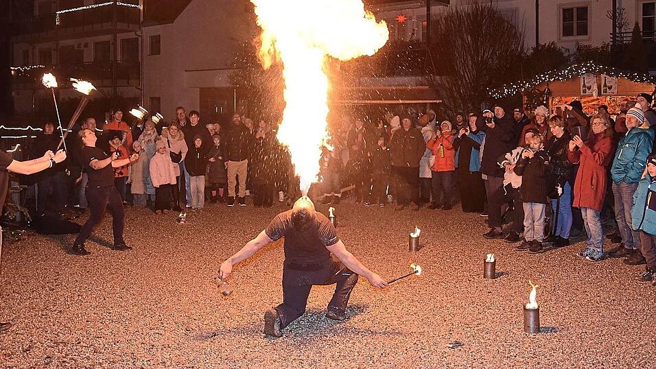 Ein Spektakel der besonderen Art war die Feuershow am Samstagabend von„Arcane Lunatics“. Ein Spektakel der besonderen Art war die Feuershow am Samstagabend von„Arcane Lunatics“.