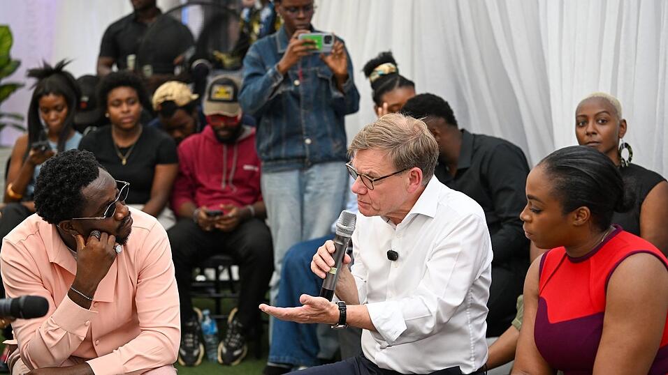 Außenminister Johann Wadephul (CDU) trifft sich in der nigerianischen Wirtschaftsmetropole Lagos mit jungen Influencerinnen und Influencern. Außenminister Johann Wadephul (CDU) trifft sich in der nigerianischen Wirtschaftsmetropole Lagos mit jungen Influencerinnen und Influencern.