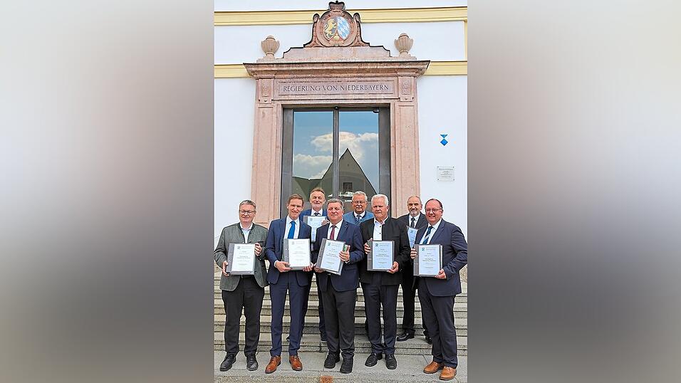Bei der Übergabe der Planfeststellungsunterlagen: Der Bayerische Staatsminister für Wohnen, Bau und Verkehr Christian Bernreiter (Mitte) mit (v. l.) MdL Josef Zellmeier, Regierungspräsident Rainer Haselbeck, MdL Hans Ritt, Landrat Josef Laumer, Bürgermeister Hubert Ammer (Perkam), Leitender Baudirektor Norbert Sterl, Leiter des Staatlichen Bauamts Passau und Bürgermeister Herbert Lichtinger (Geiselhöring). Bei der Übergabe der Planfeststellungsunterlagen: Der Bayerische Staatsminister für Wohnen, Bau und Verkehr Christian Bernreiter (Mitte) mit (v. l.) MdL Josef Zellmeier, Regierungspräsident Rainer Haselbeck, MdL Hans Ritt, Landrat Josef Laumer, Bürgermeister Hubert Ammer (Perkam), Leitender Baudirektor Norbert Sterl, Leiter des Staatlichen Bauamts Passau und Bürgermeister Herbert Lichtinger (Geiselhöring).