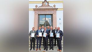 Bei der Übergabe der Planfeststellungsunterlagen: Der Bayerische Staatsminister für Wohnen, Bau und Verkehr Christian Bernreiter (Mitte) mit (v. l.) MdL Josef Zellmeier, Regierungspräsident Rainer Haselbeck, MdL Hans Ritt, Landrat Josef Laumer, Bürgermeister Hubert Ammer (Perkam), Leitender Baudirektor Norbert Sterl, Leiter des Staatlichen Bauamts Passau und Bürgermeister Herbert Lichtinger (Geiselhöring). Bei der Übergabe der Planfeststellungsunterlagen: Der Bayerische Staatsminister für Wohnen, Bau und Verkehr Christian Bernreiter (Mitte) mit (v. l.) MdL Josef Zellmeier, Regierungspräsident Rainer Haselbeck, MdL Hans Ritt, Landrat Josef Laumer, Bürgermeister Hubert Ammer (Perkam), Leitender Baudirektor Norbert Sterl, Leiter des Staatlichen Bauamts Passau und Bürgermeister Herbert Lichtinger (Geiselhöring).