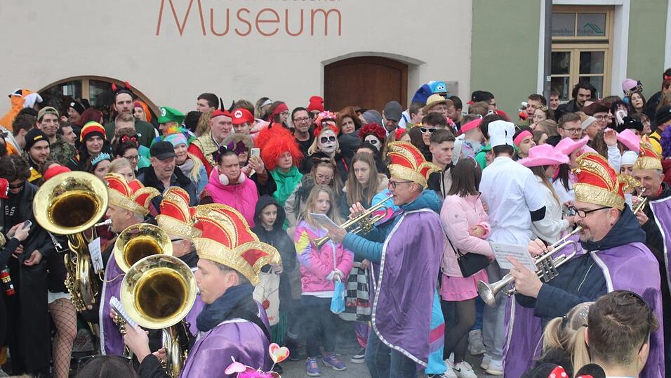 Beste Stimmung herrschte beim Rosenmontagszug in Geisenhausen.