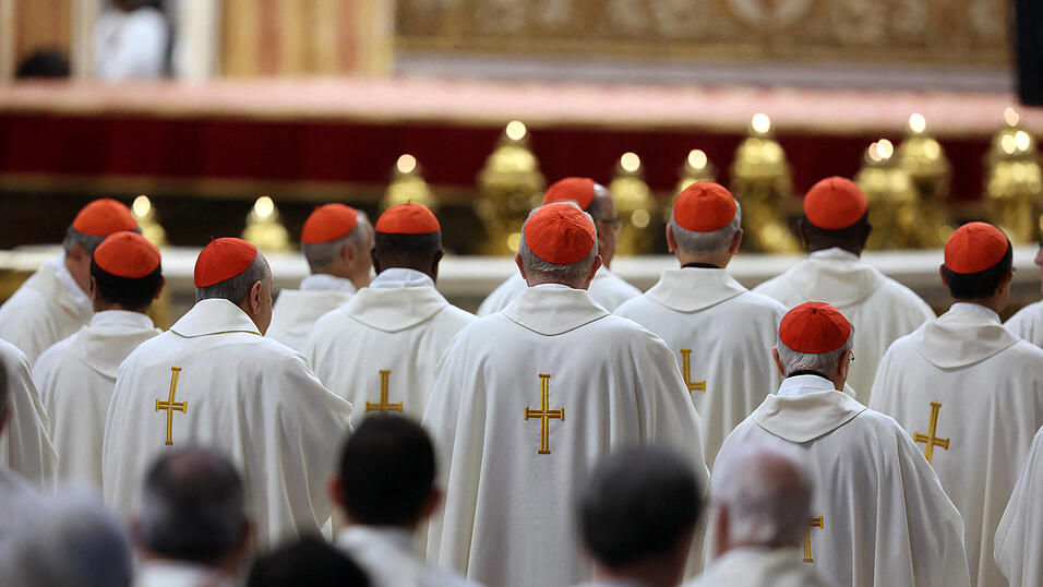 Das Konklave beginnt an diesem Mittwoch um 16.30 Uhr mit dem Einzug der Kardinäle in die Sixtinische Kapelle. Zuvor findet im Petersdom eine große Messe statt. Das Konklave beginnt an diesem Mittwoch um 16.30 Uhr mit dem Einzug der Kardinäle in die Sixtinische Kapelle. Zuvor findet im Petersdom eine große Messe statt.