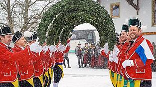 Ihre Spuren im Schnee zogen die Osseltshauser Schäfflertänzer bei ihren Auftritten. Am Samstag steht ein weiterer Tanztag mit einem straffen Programm an, der am Abend mit dem Schäfflerball endet. Ihre Spuren im Schnee zogen die Osseltshauser Schäfflertänzer bei ihren Auftritten. Am Samstag steht ein weiterer Tanztag mit einem straffen Programm an, der am Abend mit dem Schäfflerball endet.