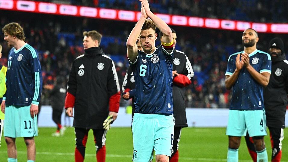 Kapit&auml;n Joshua Kimmich bedankt sich bei den Fans.