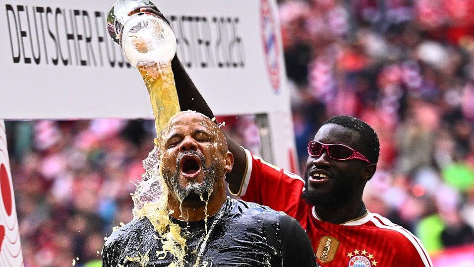 Bayern-Trainer Vincent Kompany bekommt eine Bierdusche von Abwehrspieler Dayot Upamecano.