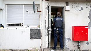 Ein Mitarbeiter vom Ordnungsamt der Stadt Duisburg steht im Eingangsbereich zu einem Wohnhaus, in dem eine Kontrollaktion gegen Sozialmissbrauch und Geschäften mit Schrottimmobilien stattfindet. Ein Mitarbeiter vom Ordnungsamt der Stadt Duisburg steht im Eingangsbereich zu einem Wohnhaus, in dem eine Kontrollaktion gegen Sozialmissbrauch und Geschäften mit Schrottimmobilien stattfindet.