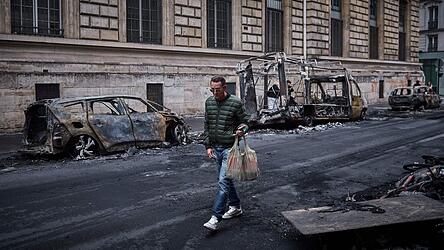 In Paris und anderen St&auml;dten hinterlie&szlig;en Randalierer eine Spur der Verw&uuml;stung.