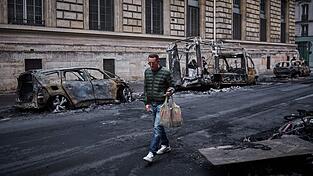 In Paris und anderen Städten hinterließen Randalierer eine Spur der Verwüstung. In Paris und anderen Städten hinterließen Randalierer eine Spur der Verwüstung.