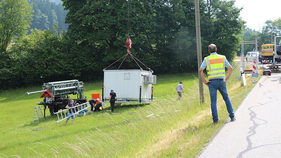 Der Funkmast war am Dienstagmorgen noch zusammengeklappt, der Technikcontainer wurde gerade aufgestellt: In Unterlindberg (Gemeinde Perasdorf) geht eine mobile Station f&uuml;r das Beh&ouml;rdenfunknetz BOS in Betrieb.
