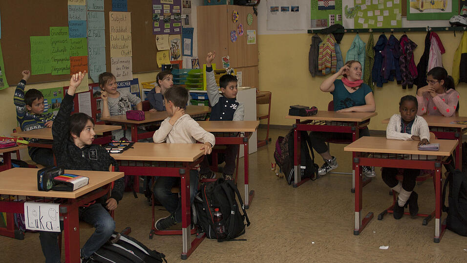Zwei Schülerinnen der 4b der Grundschule St. Peter in Straubing schlüpften für eine Stunde in die Rolle der Fotografen. Fleißig fotografierten sie ihre Mitschüler beim Besuch der Redakteurin Tanja Pfeffer. Zwei Schülerinnen der 4b der Grundschule St. Peter in Straubing schlüpften für eine Stunde in die Rolle der Fotografen. Fleißig fotografierten sie ihre Mitschüler beim Besuch der Redakteurin Tanja Pfeffer.