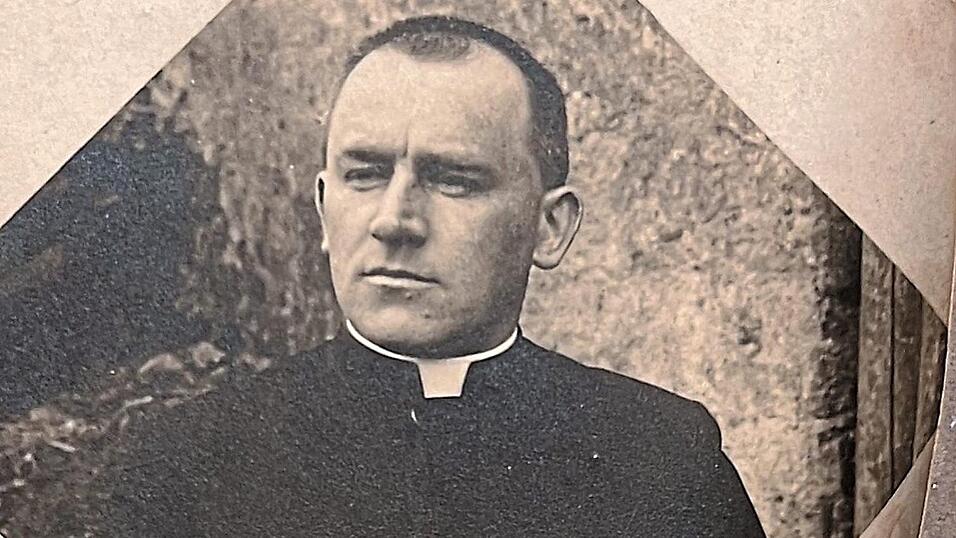 Rupert Zach, Expositus von Treffelstein, bei seiner Primiz. Er starb im Alter von 39 Jahren und im 14. Priesterjahr. Geboren wurde er 1897 in Weltenburg. Rupert Zach, Expositus von Treffelstein, bei seiner Primiz. Er starb im Alter von 39 Jahren und im 14. Priesterjahr. Geboren wurde er 1897 in Weltenburg.