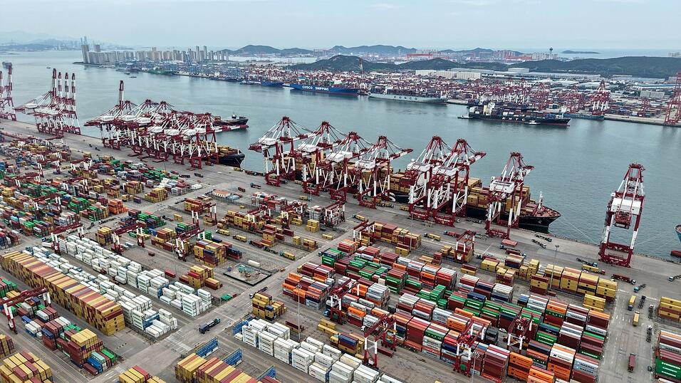 Der Hafen von Qingdao - die chinesischen Exporte in die USA brachen ein. (Archivbild) Der Hafen von Qingdao - die chinesischen Exporte in die USA brachen ein. (Archivbild)