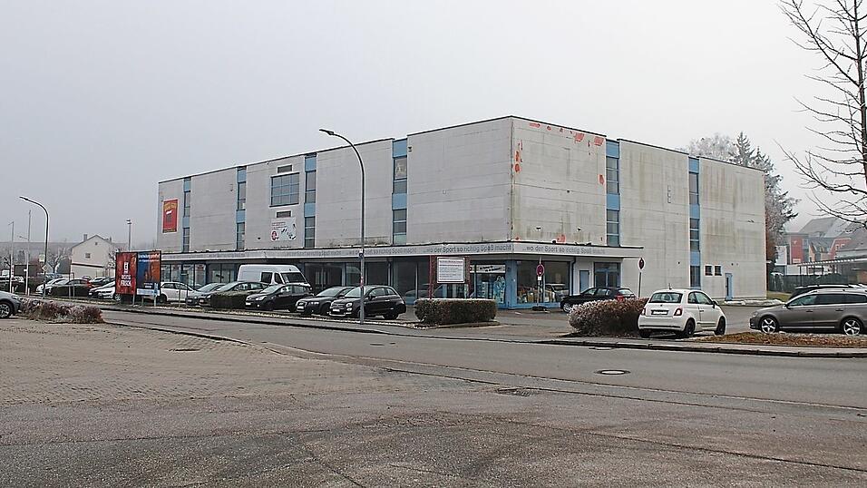 In diesem ehemaligen Möbelhaus soll nach den Plänen der Projektentwickler der BZ-Gruppe aus Kelheim durch eine Generalsanierung und Umnutzung ein Erweiterungsbau des Campus Dingolfing der Hochschule Landshut mit Hörsälen im Erdgeschoss sowie zahlreichen Kleinstwohnungen in den darüberliegenden Geschossen entstehen.