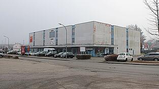 In diesem ehemaligen Möbelhaus soll nach den Plänen der Projektentwickler der BZ-Gruppe aus Kelheim durch eine Generalsanierung und Umnutzung ein Erweiterungsbau des Campus Dingolfing der Hochschule Landshut mit Hörsälen im Erdgeschoss sowie zahlreichen Kleinstwohnungen in den darüberliegenden Geschossen entstehen.