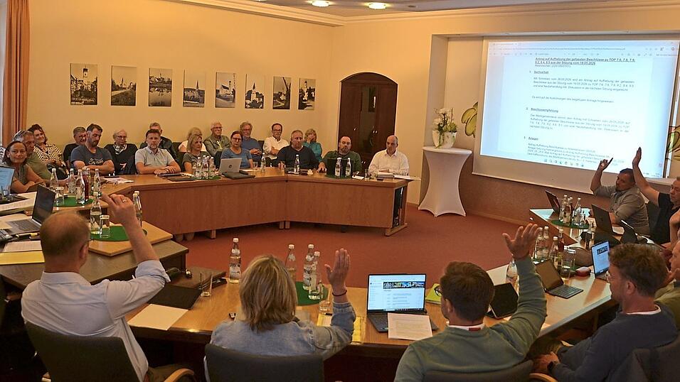 Der Marktrat tagte in seiner ersten Arbeitssitzung im Sitzungssaal des Rathauses und beschäftigte sich noch einmal mit diversen Personalfragen. Das Bild vermittelt einen Eindruck von den neuen Mehrheitsverhältnissen am Ratstisch: GfAu und AfD lehnen einen gemeinsamen Antrag von GenAu, FWG und CSU/PfW über die Zusammensetzung der künftigen Arbeitskreise ab. Der Marktrat tagte in seiner ersten Arbeitssitzung im Sitzungssaal des Rathauses und beschäftigte sich noch einmal mit diversen Personalfragen. Das Bild vermittelt einen Eindruck von den neuen Mehrheitsverhältnissen am Ratstisch: GfAu und AfD lehnen einen gemeinsamen Antrag von GenAu, FWG und CSU/PfW über die Zusammensetzung der künftigen Arbeitskreise ab.