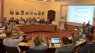Der Marktrat tagte in seiner ersten Arbeitssitzung im Sitzungssaal des Rathauses und besch&auml;ftigte sich noch einmal mit diversen Personalfragen. Das Bild vermittelt einen Eindruck von den neuen Mehrheitsverh&auml;ltnissen am Ratstisch: GfAu und AfD lehnen einen gemeinsamen Antrag von GenAu, FWG und CSU/PfW &uuml;ber die Zusammensetzung der k&uuml;nftigen Arbeitskreise ab.