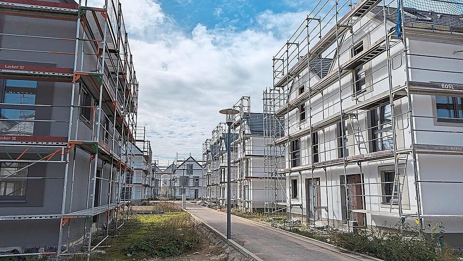 Die Bauherren im Köferinger Neubaugebiet Lerchenfeld-Quartier stehen erneut ohne Generalübernehmer da.