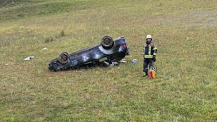 Bei einem Unfall zwischen Dinzling und Sattelpeilnstein erleiden die Fahrerin und zwei weitere Insassen Verletzungen.