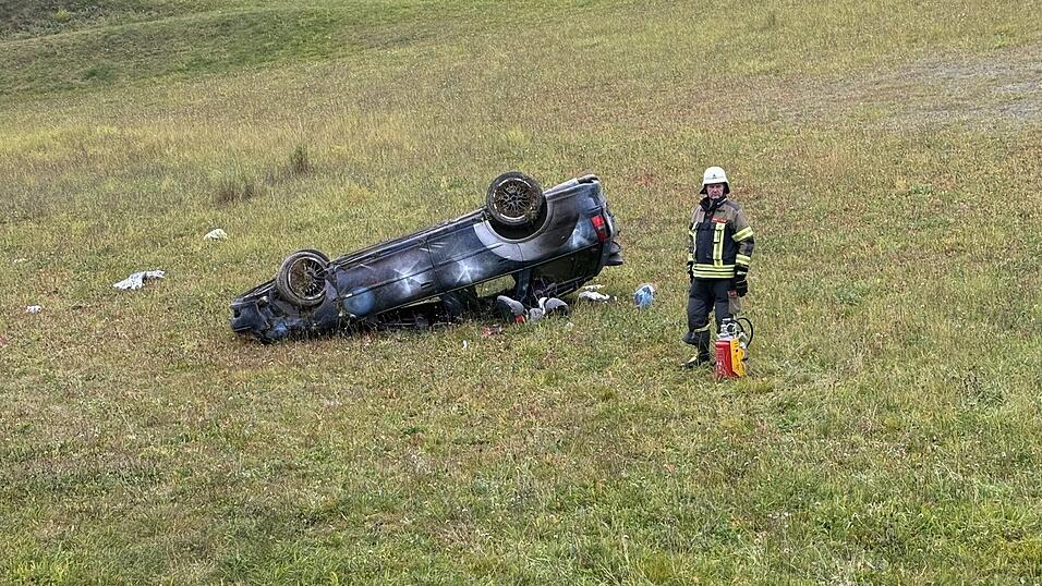 Bei einem Unfall zwischen Dinzling und Sattelpeilnstein erleiden die Fahrerin und zwei weitere Insassen Verletzungen.