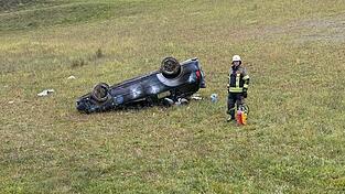 Bei einem Unfall zwischen Dinzling und Sattelpeilnstein erleiden die Fahrerin und zwei weitere Insassen Verletzungen.