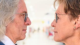 Reinhart Hoffmann und Gaby Butz spielen „Josef und Maria“ im Modehaus Oberpaur. Reinhart Hoffmann und Gaby Butz spielen „Josef und Maria“ im Modehaus Oberpaur.