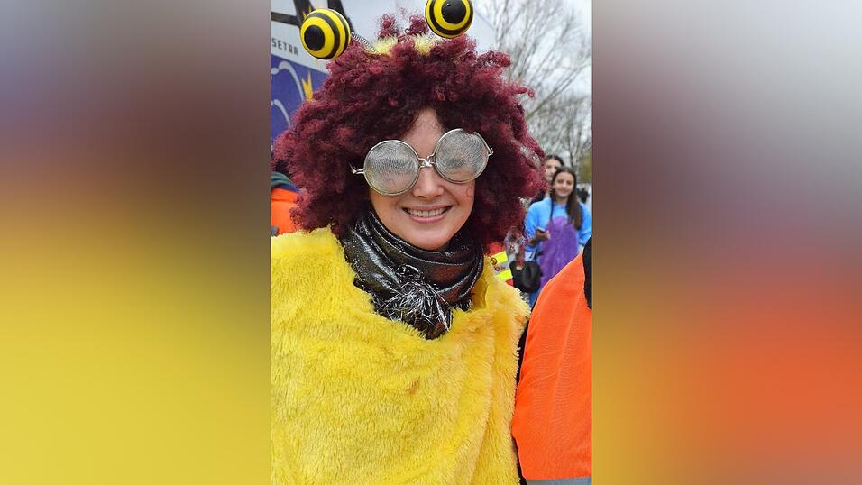Mit dem großartigen 67. Faschingszug und einem anschließenden 'Narrentreiben' nahm am Faschingsdienstag der Fasching 2017 in Sarching ein glanzvolles Ende. Und was dabei alle 'narrisch' freute, das Wetter spielte doch noch mit; denn während des Zuges war es regenfrei; erst zum Ende regnete es! Mit dem großartigen 67. Faschingszug und einem anschließenden 'Narrentreiben' nahm am Faschingsdienstag der Fasching 2017 in Sarching ein glanzvolles Ende. Und was dabei alle 'narrisch' freute, das Wetter spielte doch noch mit; denn während des Zuges war es regenfrei; erst zum Ende regnete es!