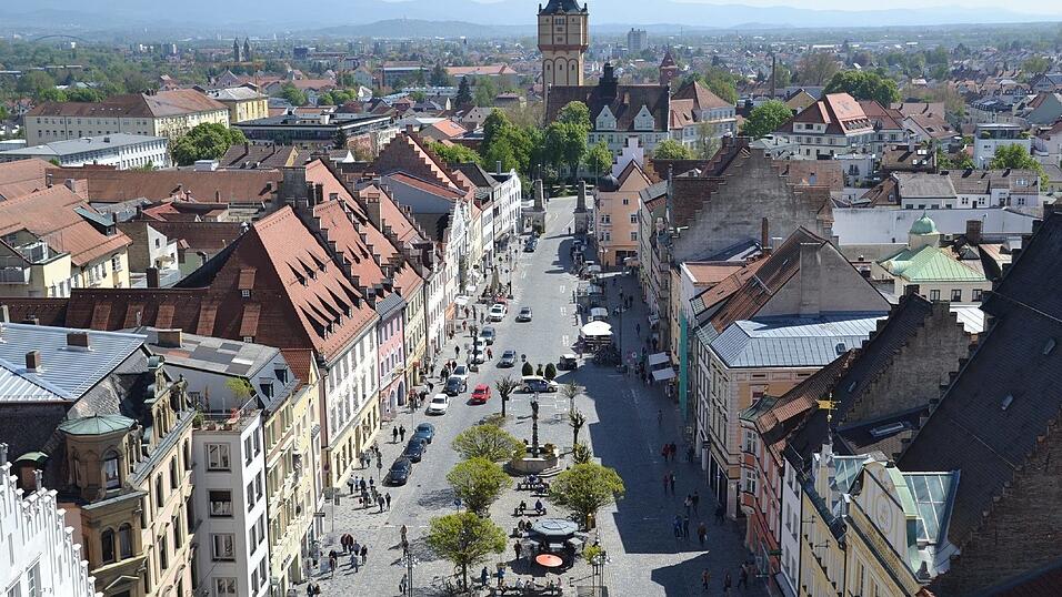 Besonders bei klarem Wetter geht der Ausblick nicht nur in die Stadt Straubing, sondern weit in den Gäuboden und in den Bayerischen Wald.