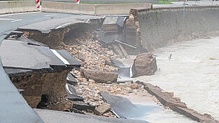 Die Bundesstra&szlig;e 20 ist kurz vor der Ortschaft Berchtesgaden zur H&auml;lfte von der Ramsauer Ache weggerissen worden.
