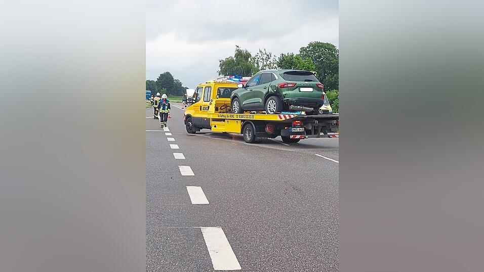 Die Fahrzeuge werden abgeschleppt.