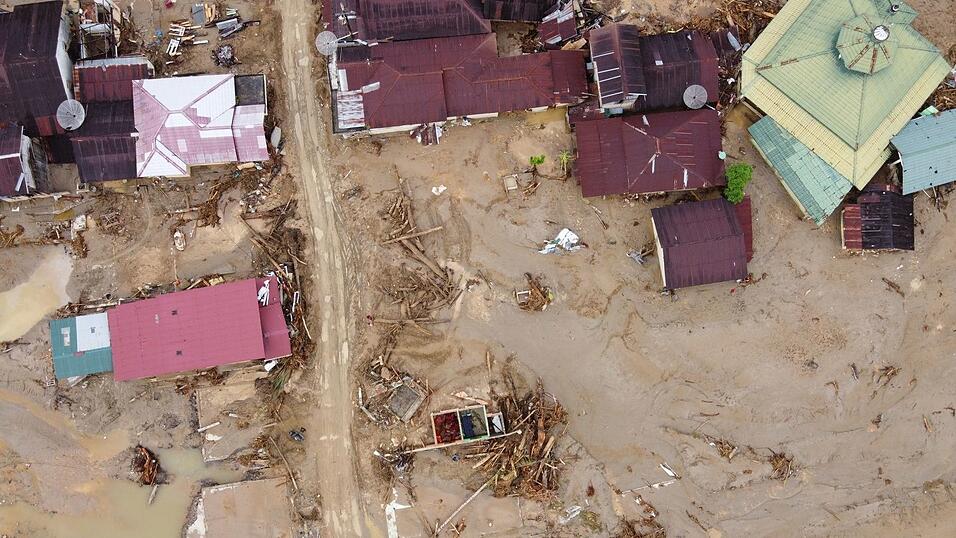 Viele Gemeinden waren nach Sturzfluten von der Außenwelt abgeschnitten. Viele Gemeinden waren nach Sturzfluten von der Außenwelt abgeschnitten.
