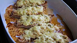 Das Schnitzel wird nur kurz in der Pfanne angebraten und erst in der Auflaufform fertig gegart.