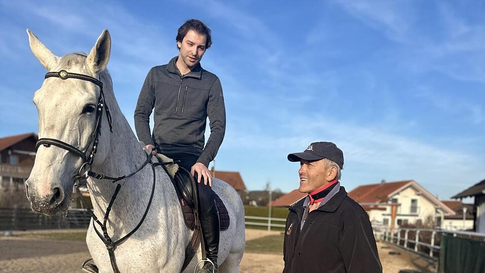 'Auf die Feinarbeit kommt es an', wei&szlig; Rittertrainer Willi Sp&auml;th. Deshalb 'f&uuml;ttert' der 76-J&auml;hrige den Ritter 2025 mit vielen Erfahrungen und daraus resultierenden Tipps aus seiner Zeit in der Drachenstich-Arena.